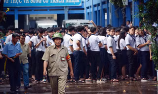 Học sinh trường Nhân Văn tập trung trước sảnh sau vụ cháy.