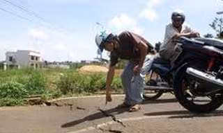 Di dời dân khỏi khu vực nứt đất