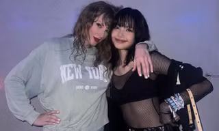 Ảnh Lisa (BlackPink) và Taylor Swift gây bão mạng