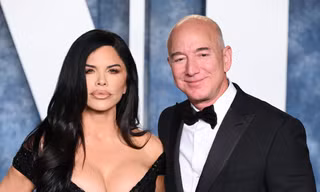 Kỳ quặc việc Jeff Bezos chỉ mua 1 cổ phiếu Amazon