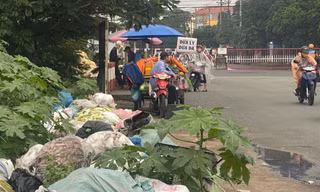 Núi rác 'khủng' trong Khu công nghiệp Tân Bình