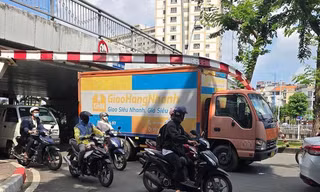 Xe tải mắc kẹt dưới gầm cầu Hoàng Hoa Thám ở TPHCM