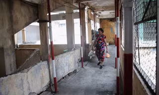 Sống bất an trong chung cư 'chờ sập' ở TPHCM