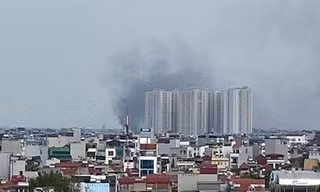 Nổ bình gas trong tiệc liên hoan ở Hà Đông, cột khói ngùn ngụt