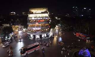 Đường phố Hà Nội bỗng tối om vì phải cắt giảm điện