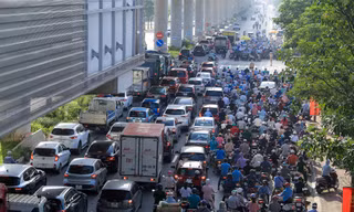 Trong buổi sáng 6/9, lực lượng chức năng tại các chốt kiểm soát tuyên truyền nhắc nhở người tham gia giao thông về việc chuẩn bị giấy đi đường theo quy định mới.