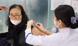 Người Hà Nội ùn ùn đi tiêm vắc xin phòng cúm