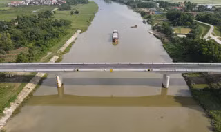Kỳ lạ người dân vẫn phải qua sông bằng đò dù cầu trăm tỷ đã xong hơn 2 năm