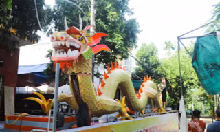 Xem người dân làm đèn Trung thu khổng lồ