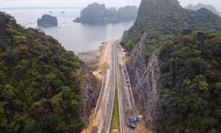 Cận cảnh cung đường bao biển có hầm xuyên núi - 'kỳ quan' ấn tượng ở Quảng Ninh