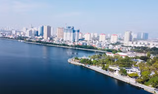 Ngắm vẻ đẹp yên bình, thơ mộng của Hồ Tây sau khi di dời tầu sắt và cá koi