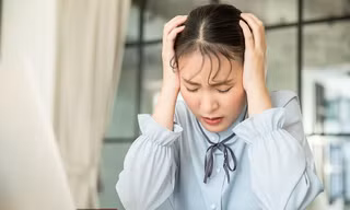 Người trẻ đau đầu vì bị giảm lương, "tụt mood" khi làm việc ở nhà, lo lắng sẽ bị đào thải