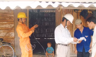 Nhân viên ngành điện giải thích thủ tục đăng ký mua điện giá thấp cho người dân Ảnh: Thanh Thúy