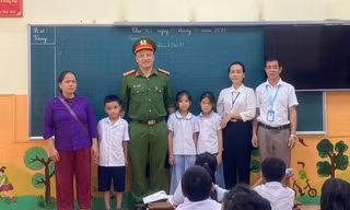 Thiếu tá Công an cứu giúp 3 học sinh mắc kẹt giữa lòng suối