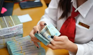 Ngân hàng nào vừa 'soán ngôi' lãi suất tiết kiệm?