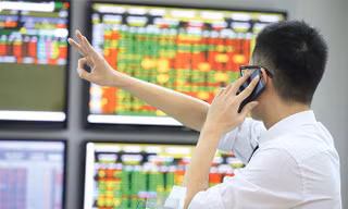 VN-Index hiện ở vùng 1.340 điểm, và được dự báo quay lại đỉnh cũ 1.420 điểm ngay trong tháng 8 (Ảnh minh hoạ)