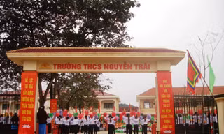 Rơi xuống bể bơi trường cấp 2, bé 4 tuổi đuối nước thương tâm