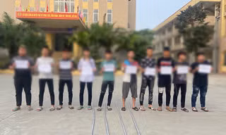 Nhóm thanh niên mang hung khí tìm đối thủ, đánh oan người đi đường