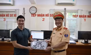 Nghẽn mạng trong ngày đầu người dân làm thủ tục đăng ký biển số xe định danh 