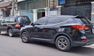 Xe biển xanh chở cảnh sát tới nhà cựu phó chủ tịch tỉnh Bình Thuận