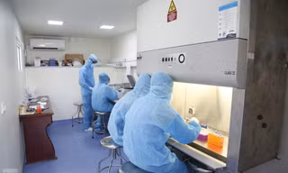 Y bác sĩ Học viện Quân y phân tích mẫu xét nghiệm COVID-19 tại Trung tâm xét ngiệm dã chiến ở Bắc Giang, ngày 17/5
