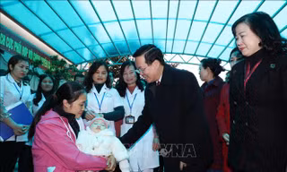 Chủ tịch nước thăm, chúc mừng các thầy thuốc Trạm Y tế xã Thanh Phong