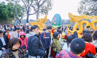 Hồ Gươm tấp nập người du xuân, linh vật rồng 'hút khách'