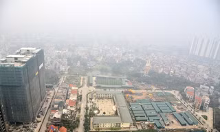 Nhiều toà nhà cao tầng ở Hà Nội bị sương mù bao phủ vào sáng nay15/2.