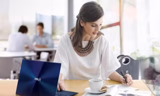 Siêu phẩm Zenbook làm từ kính Gorilla tới Việt Nam 