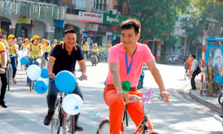 Nghệ sĩ hài Xuân Bắc cùng nhiều bạn trẻ tình nguyện đạp xe đồng hành hưởng ứng chương trình “Tỏa sáng nghị lực Việt”
