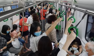 Các toa tàu đều kín người (thời điểm chiều 7/11). Ảnh: T.Đảng