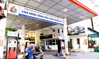 Nhiều cây xăng ở Hà Nội đóng cửa trong ngày 1/11Ảnh: Nguyễn Bằng