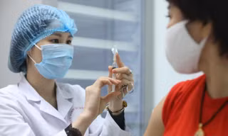 Tiêm vắc-xin Nano Covax cho người tình nguyện giai đoạn 3 tại Học viện Quân Y. Ảnh: Long Phạm 