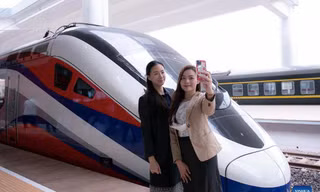 Tàu cao tốc Lane Xang chạy thử hôm 16/10. Ảnh: Xinhua