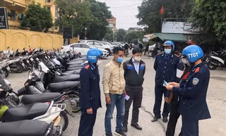 Đoàn kiểm tra gồm Thanh tra Sở GTVT và quận Đống Đa làm việc tại bãi xe ngõ 168 Hào Nam chiều 23/11