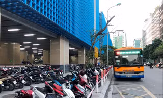 Liên ngành Hà Nội thống nhất sử dụng vỉa hè phố Hào Nam trông xe khách đi tàu 