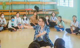 Diễn viên hài độc thoại Uy Lê đưa trải nghiệm kịch ứng tác đến với teen Vĩnh Long