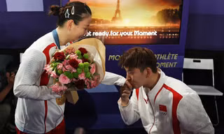Cặp đôi VĐV cầu lông có màn cầu hôn ngọt ngào sau khi giành HCV Olympics