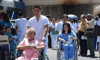 Bệnh nhân ở bệnh viện Calderon Guardia, thủ đô San Jose được sơ tán sau trận động đất