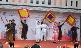 Học sinh cùng thầy cô hào hứng hát đờn ca tài tử giữa sân trường