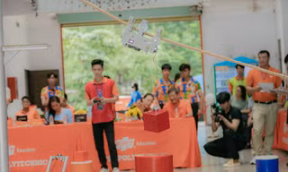 Ngắm robot lính cứu hỏa leo dây, khuân vật nặng do sinh viên thiết kế