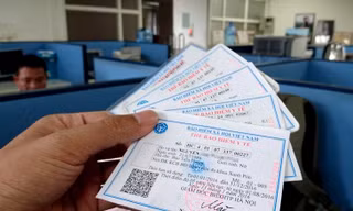 Nhiều gia đình ngớ người khi thẻ BHYT của học sinh lớp 12 hết hạn từ tháng 5. (Ảnh minh họa).