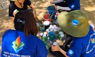 Sinh viên tình nguyện trường ĐH Sài Gòn làm hồi sinh những mảng tường cũ