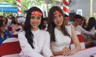 Á hậu Phương Nga và Á hậu Thúy An rạng ngời trong ngày hội hiến máu