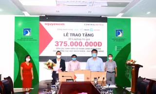 Tặng Laptop cho sinh viên có hoàn cảnh khó khăn