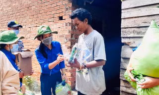 “Tri thức xanh” đến buôn làng tuyên truyền phòng chống dịch COVID-19