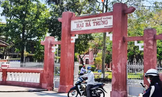 Cuối năm học, học sinh vẫn ngập trong các khoản thu từ ‘trên trời’