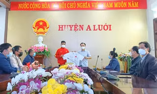 Cầu thủ U23 Việt Nam Hồ Thanh Minh tặng lại chiếc áo đấu có chữ ký các thành viên U23 Việt Nam cho quê hương A Lưới, TT-Huế (ảnh HP)