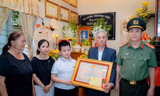 Truy tặng Huân chương Bảo vệ Tổ quốc cho phó trưởng công an phường hy sinh khi làm nhiệm vụ