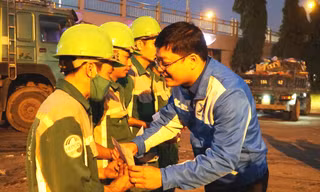 Tuổi trẻ TT-Huế tặng quà Tết, tri ân công nhân môi trường làm việc xuyên giao thừa